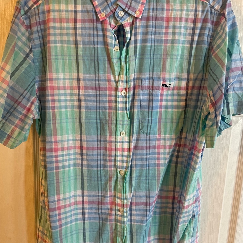 Vineyard Vines button down short sleeve shirt
